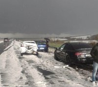 Три катастрофи на магистрала "Хемус" заради дъжд, градушка и намалена видимост