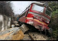 Трима души пострадаха при инцидент с влак между Трявна и Царева ливада