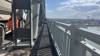 Монтираха реставрирания парапет в затворения за ремонт участък на "Дунав мост" при Русе