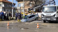 Кола пропадна в дупка от ВиК авария в пловдивския квартал "Столипиново"