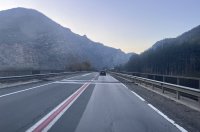 Ремонт затваря едното платно на главния път Е-79 край с. Крупник