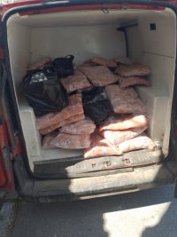 Над 600 кг храна без документи са иззети от лек автомобил с българска регистрация в Свиленград