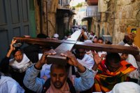 Пътят на болката: Вярващи извървяха Вия Долороса в Йерусалим (СНИМКИ)