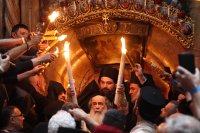 На Велика събота: Благодатният огън слезе в храма на Божи гроб в Йерусалим