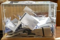 Демонстрация на системата за компютърна обработка на данните от гласуването на вота на 19 април правят днес