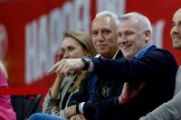 Христо Стоичков гледа мача между Апоел Тел Авив и Олимпиакос