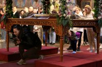 На Разпети петък Иисус тръгва по пътя на болката и е разпънат на кръста