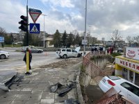 Трима души са в болница след тежка катастрофа между два автомобила в Шумен