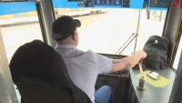 Ватман черпи пътниците, които си купуват билет в трамвая