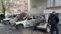 Четири автомобила изгоряха при пожар в Русе (СНИМКИ)