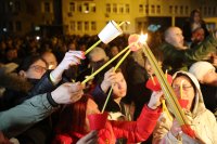 В храмовете в цялата страна посрещнаха Благодатния огън