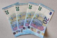 Над 210 000 души с ниски доходи получават по 20 евро заради ръста на цените на горивата през март