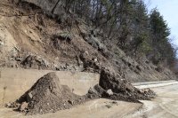 Свлачище затвори пътя за София при Симитли