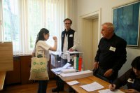 Висока избирателна активност в секциите в чужбина отчитат от Външно министерство