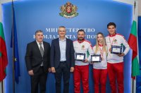 Министър Илиев отличи Марияна Узунова и Калоян Петров за успехите им на Европейското първенство по скокове на батут