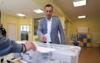 Кметът на София Васил Терзиев гласува с отвертка и флашка &ndash; за силна България в силна Европа