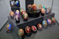Изложба с над 100 ръчно рисувани яйца в Бургас (СНИМКИ)