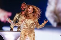 В очакване на Шакира: Рио живее в ритъма на музиката на певицата