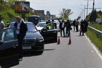 Гонка и екшън на пътя: Простреляха млад мъж след скандал в Хасково (СНИМКИ)