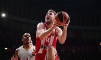Окървавеният Везенков тласна Олимпиакос към солиден старт в плейофите на Евролигата (ВИДЕО)