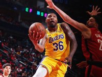 Лейкърс притиснаха Хюстън до стената след чудо и трилър (ВИДЕО)