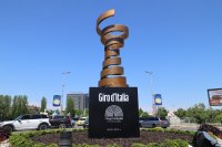 Поставиха триметрова реплика на трофея на Джиро д'Италия в Пловдив