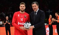 Президентът на Евролигата награди Везенков пред погледа на Джокович (ВИДЕО)