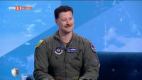 Американският пилот Майор Джейсън Ройко, който обучава български пилоти