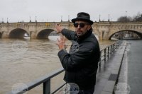 Огромна &bdquo;пещера&ldquo; ще превърне най-стария мост в Париж в произведение на изкуството