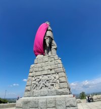Паметникът на Альоша в Пловдив осъмна с розово наметало