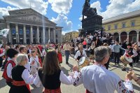 &bdquo;Голямото хоро&ldquo; в Мюнхен: Български фолклор и &bdquo;Бангаранга&ldquo; огласиха улиците на града