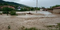 Наводнени улици, отнесено кръгово кръстовище и коли под вода след потоп във Велико Търново