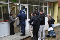 Зрелостниците избират между съчинение "Пътят към себе си" от "Песента на колелетата" на Йовков и есе "Авторитетите днес"