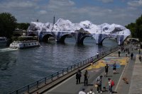 "Пещерата" на френския артист JR вече е издигната на моста Пон Ньоф
