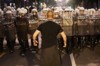 Напрежение в Сърбия: Сблъсъци между демонстранти и полиция на масовия протест в Белград