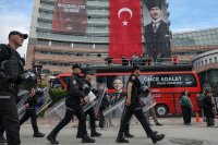 Със сълзотворен газ и гумени куршуми турската полиция влезе в централата на Народнорепубликанската партия в Анкара