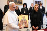 Михаела Доцова подари икона на &bdquo;Св. Иван Рилски&ldquo; на главата на Римокатолическата църква