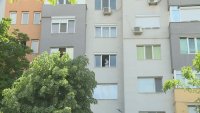 Семейството на загиналото в Благоевград 16-годишно момиче организира бдение пред Съдебната палата в града
