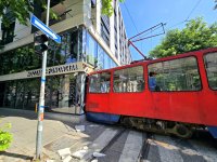 Трамвай дерайлира в Белград, има ранени, сред които и деца (СНИМКИ)