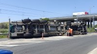Цистерна се обърна край Пловдив и блокира движението на изхода на града към АМ "Тракия"