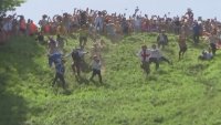 Бегом след сиренето: Великобритания проведе традиционната си надпревара