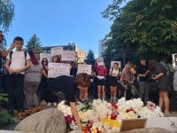 Бдение в памет на загиналото момиче в Благоевград (СНИМКИ и ВИДЕО)
