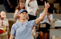 Яник Синер стартира убедително в Париж и продължава похода към историята