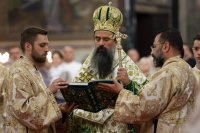 На Петдесетница: Патриарх Даниил отслужи литургия в "Св. Александър Невски", миряните отнесоха у дома орехови листа
