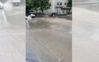 Пороен дъжд превърна улиците в Казанлък в реки (СНИМКИ и ВИДЕО)