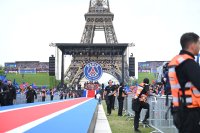Близо 100 000 посрещнаха &bdquo;Пари Сен Жермен&ldquo; в Париж