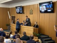 Връчиха на Васил Терзиев макет на Паметника на Съветската армия. Кметът отговори: "Това е правилният размер"