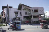Цунами от 1,40 м след труса от 7,8 във Филипините, жертвите са най-малко 32
