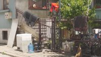 Две седмици след наводненията в Севлиево: Улиците тънат в кал и боклуци