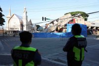 Продължава издирването на оцелели след мощния трус във Филипините